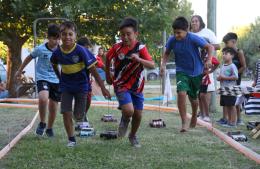 Siguen las carreras de autitos a piolín