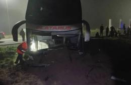 Carmen de Areco: un micro despist&oacute;, choc&oacute; en medio de la niebla y el chofer qued&oacute; atrapado