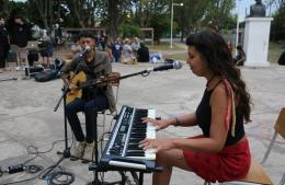 Carrera de autitos a piolín y shows musicales en Plaza Mitre