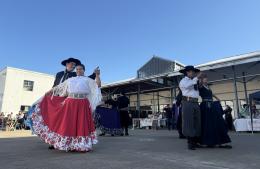 La Peña Folklórica por el Día de la Bandera unió a los gilenses